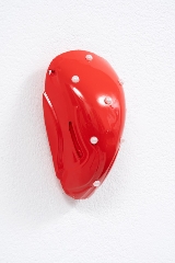 Daphne Ahlers, Pearl, 2021, 14 × 9 × 9 cm, Plaster, varnish, pearls 